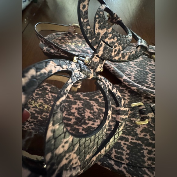 Stylish Coach women’s flat sandals in reptile pink and black. - Picture 4 of 4